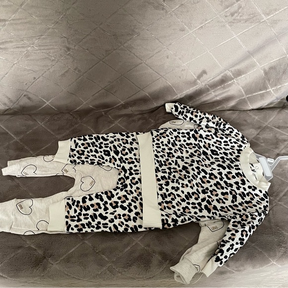 NWT 4pc Set 6-9 Months Baby Girl Leopard & Neutral Set -The Children’s Place - Picture 3 of 4